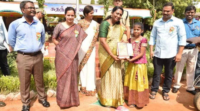 சிறுமியைப்  பாராட்டிய   ஆட்சியர்