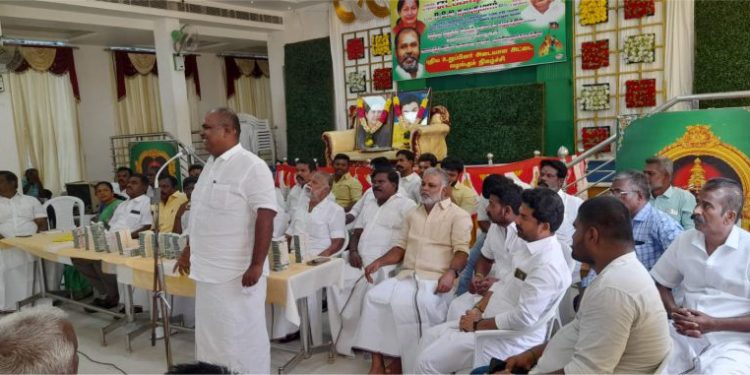 அதிமுக உறுப்பினர் அட்டைகள் வழங்கும் விழா