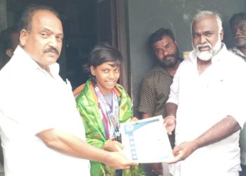 மாணவிக்கு நிதி உதவி வழங்கி எம்எல்ஏ பாராட்டு