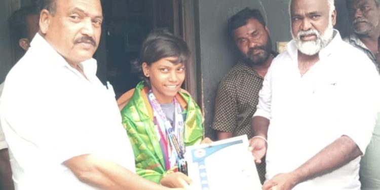 மாணவிக்கு நிதி உதவி வழங்கி எம்எல்ஏ பாராட்டு