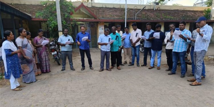 தமிழ்நாடு கிராம நிர்வாக சார்பாக ஆர்ப்பாட்டம்