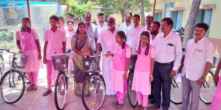 மிதிவண்டிகள் வழங்கும் நிகழ்ச்சி