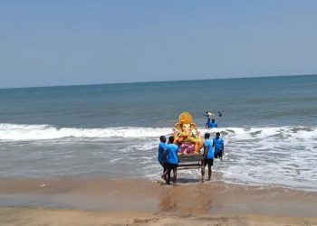 விநாயகர் சிலைகள் கடலில் கரைப்பு