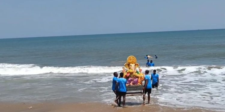 விநாயகர் சிலைகள் கடலில் கரைப்பு