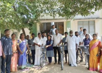 மிதிவண்டிகள் வழங்கிய  சட்டமன்ற உறுப்பினர்