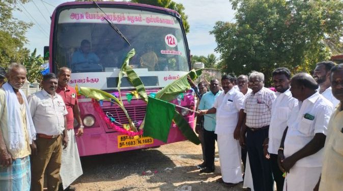 பேருந்தை கொடியசைத்து துவக்கிய சட்டமன்ற உறுப்பினர்