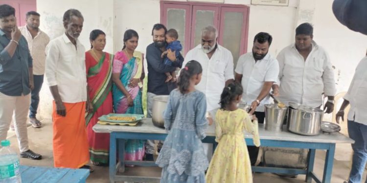 மதிய உணவு வழங்கும் நிகழ்ச்சி