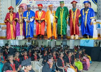 மாணவர்களுக்கு பட்டமளிப்பு விழா