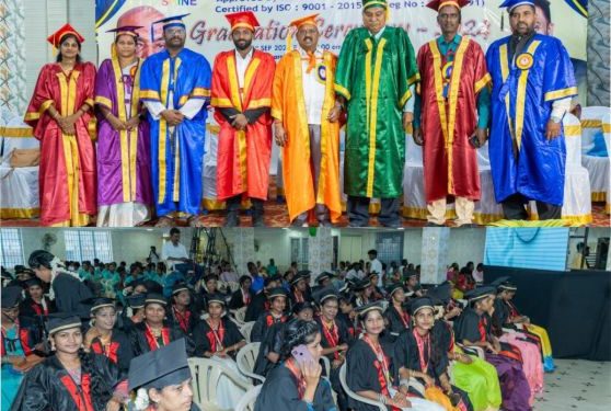 மாணவர்களுக்கு பட்டமளிப்பு விழா