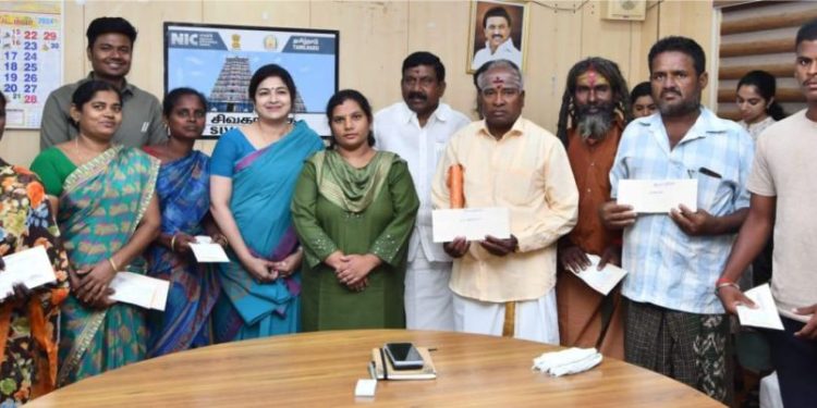 கலைஞர்கள் நலவாரியத்தின் சார்பில் உதவித்தொகை