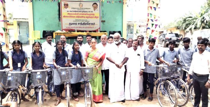 மிதிவண்டிகள் வழங்கும் நிகழ்ச்சி