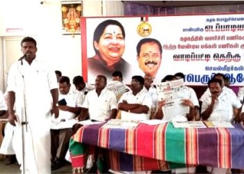 அதிமுக தொண்டர்கள்  கூட்டம்