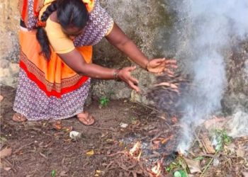 வளாகத்தை சுத்தம் செய்த பள்ளி மேலாண்மை குழு