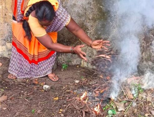 வளாகத்தை சுத்தம் செய்த பள்ளி மேலாண்மை குழு