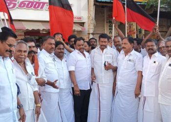 திமுகவினர் பட்டாசு வெடித்து கொண்டாட்டம்