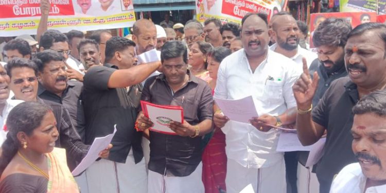 அதிமுக சார்பில் மனித சங்கிலி போராட்டம்