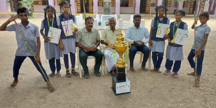 சிலம்பாட்டத்தில் பள்ளி மாணவர்கள் முதலிடம்