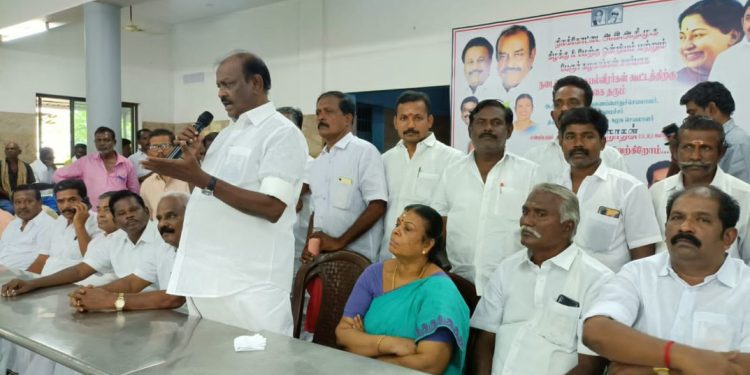 அதிமுக செயல் வீரர்கள் கூட்டம்