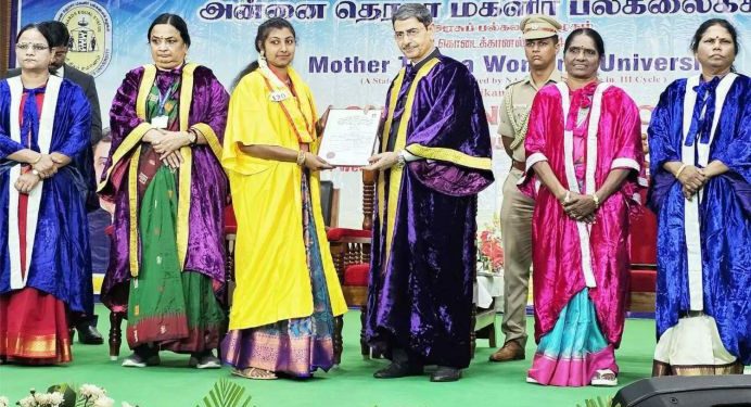 மகளிர் பல்கலைக்கழக மாணவிகளுக்கு பட்டமளிப்பு