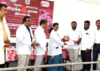 இரத்ததான விருதை வழங்கிய கல்லூரி முதல்வர்