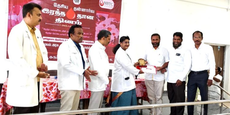 இரத்ததான விருதை வழங்கிய கல்லூரி முதல்வர்