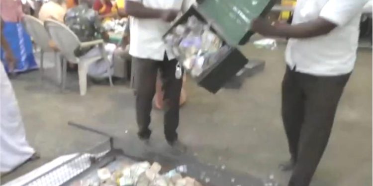 கோயிலில் உண்டியல் திறப்பு