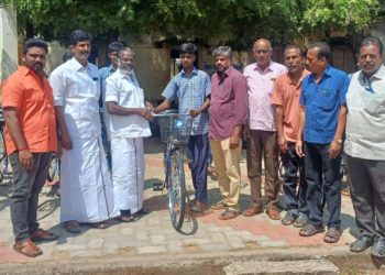 பள்ளியில் மிதிவண்டி வழங்கும் விழா