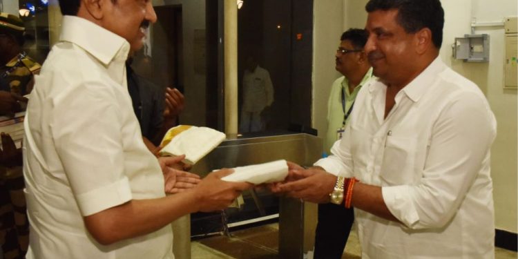 மதுரைக்கு வந்த தமிழக முதல்வருக்கு வரவேற்பு