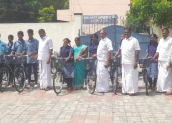 மேல்நிலைப் பள்ளியில் மிதிவண்டி வழங்கும் விழா