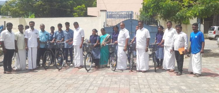 மேல்நிலைப் பள்ளியில் மிதிவண்டி வழங்கும் விழா