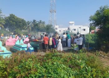 கல்லறை திருவிழாவில்  கிறிஸ்தவர்கள் பங்கேற்பு