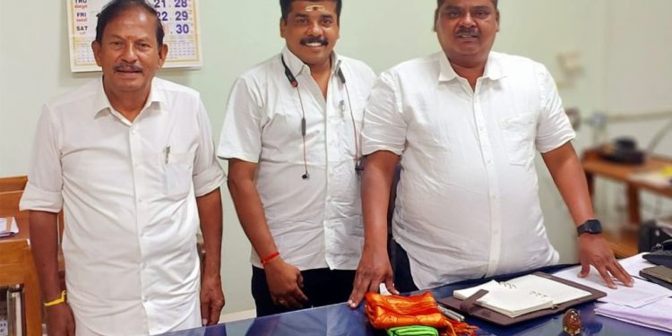 நேர்முக உதவியாளருக்கு சமூக ஆர்வலர்கள் வாழ்த்து