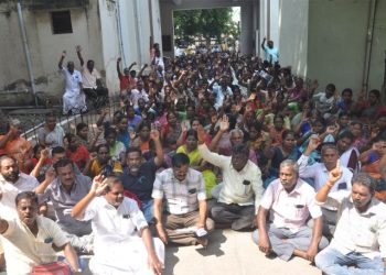 கூட்டுறவு வங்கி பணியாளர்கள் போராட்டம்