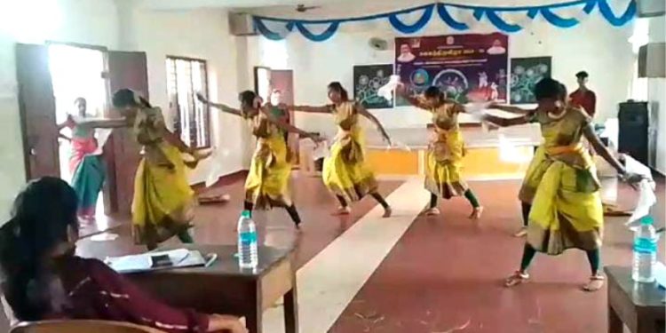 கலை திருவிழாவில் சாதித்த அரசு பள்ளி மாணவர்கள்