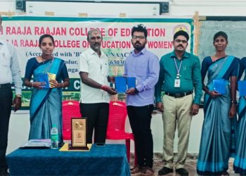 ஆசிரியர்களுக்கு பரிசுகள் வழங்கும் நிகழ்ச்சி