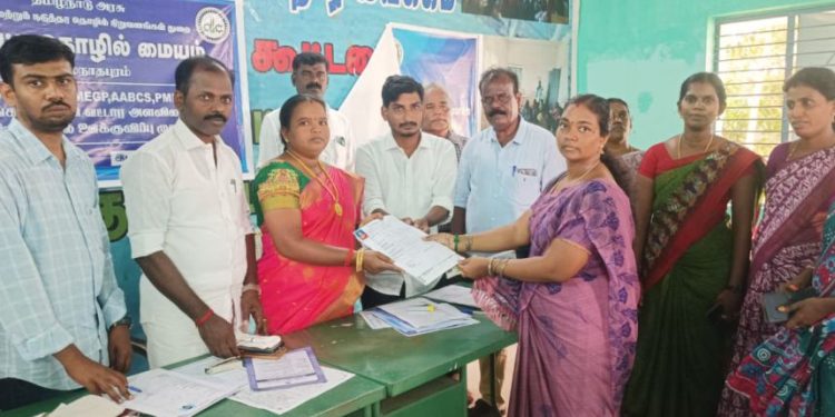 தொழில் மையம் நடத்தும் சிறப்பு விழிப்புணர்வு முகாம்