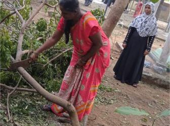 பள்ளி வளாகத்தை சுத்தம் செய்த பள்ளி மேலாண்மை குழு