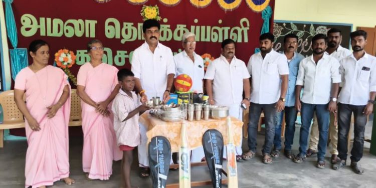 பள்ளியில் நலத்திட்ட உதவிகள் வழங்கும் விழா