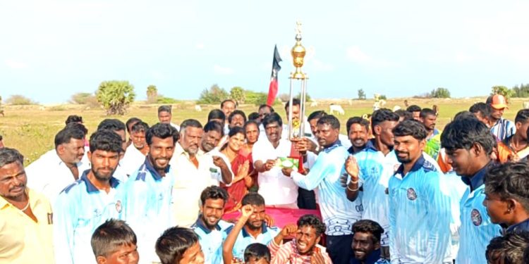 கிரிக்கெட் போட்டியில் வெற்றி பெற்ற அணிகளுக்கு பரிசுத்தொகை