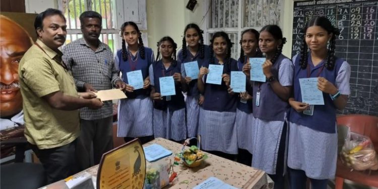 நூலகத்தில் உறுப்பினர்களாக சேர்ந்த 100 மாணவர்கள்