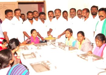 அம்மா மக்கள் கழகம் சார்பில்  அன்னதானம்