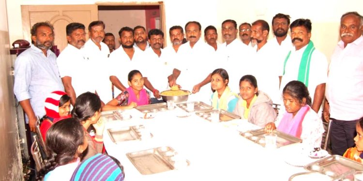 அம்மா மக்கள் கழகம் சார்பில்  அன்னதானம்