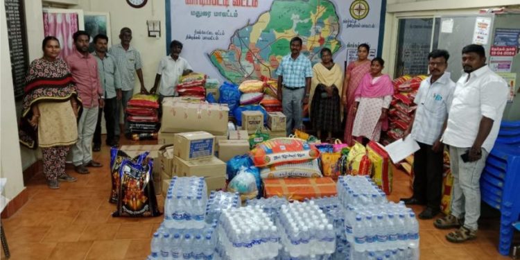 தாலுகாவில் வெள்ள நிவாரண பொருட்கள்