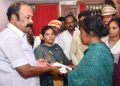 நிவாரணத் தொகை வழங்கிய கூட்டுறவுத்துறை அமைச்சர்