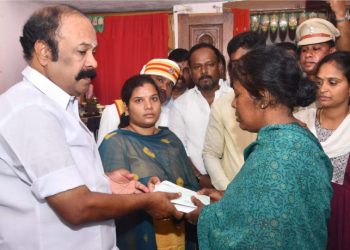 நிவாரணத் தொகை வழங்கிய கூட்டுறவுத்துறை அமைச்சர்