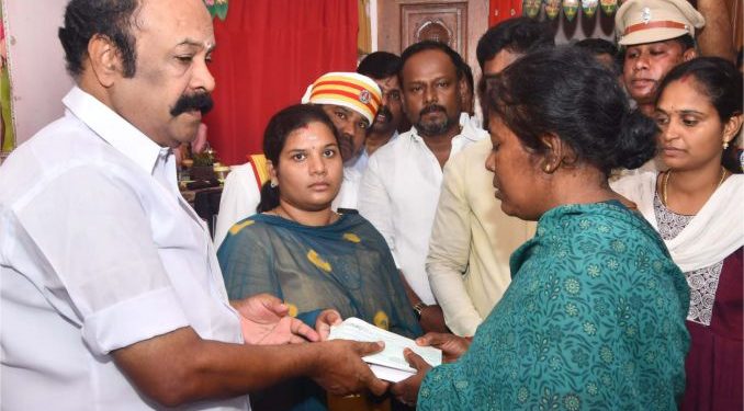 நிவாரணத் தொகை வழங்கிய கூட்டுறவுத்துறை அமைச்சர்