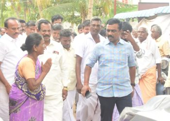 மழைநீர் தேங்கிய வீடுகளை பார்வையிட்ட எம்.எல்.ஏ