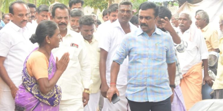 மழைநீர் தேங்கிய வீடுகளை பார்வையிட்ட எம்.எல்.ஏ