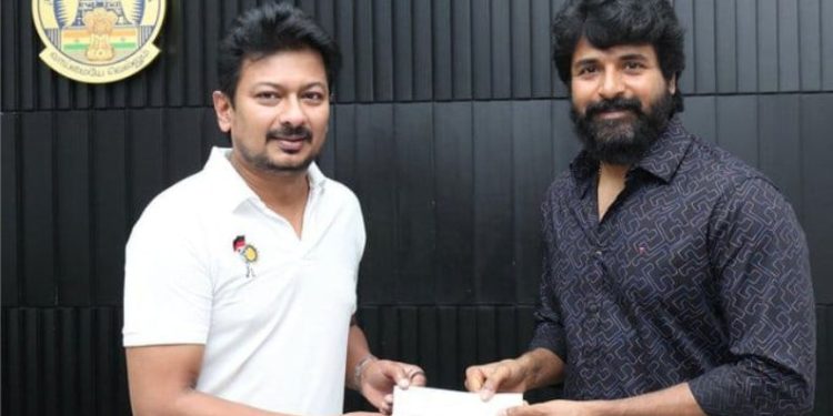 துணை முதல்வரிடம் காசோலை வழங்கிய நடிகர்