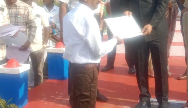 வருவாய் அலுவலர் அவர்களை பாராட்டிய ஆட்சியர்